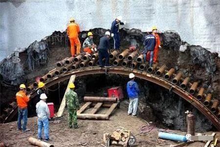 阿拉尔隧道钢花管支护案例
